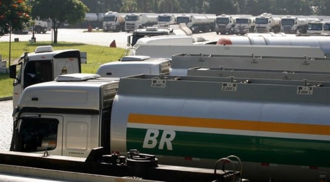 Transportadores de combustíveis entram em greve em Minas