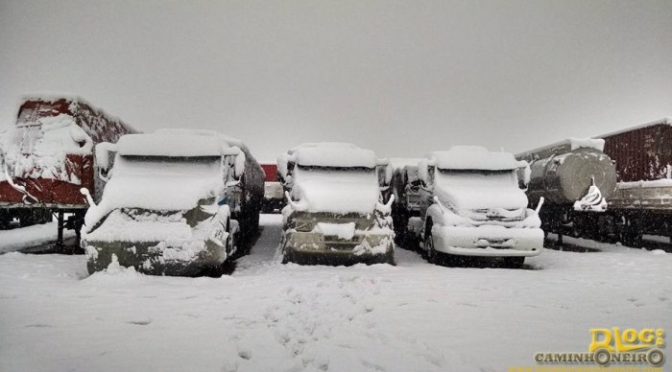 Depois de 15 dias presos pela neve, caminhoneiros voltam a rodar nas Cordilheiras