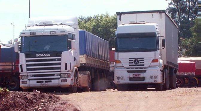 Cerca de 2 mil caminhões aguardam na fila do Porto Seco de Foz do Iguaçu