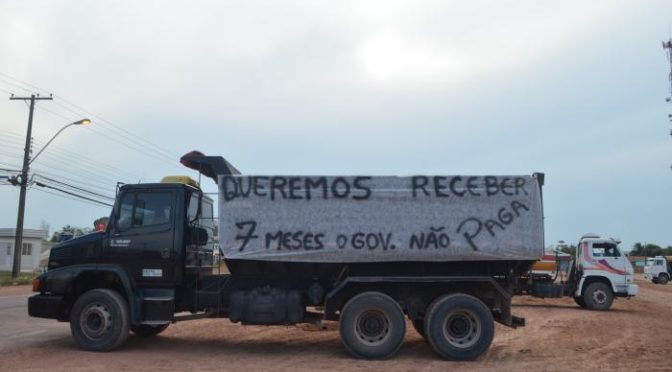 No AP, caminhoneiros protestam em rodovia por atraso de pagamento