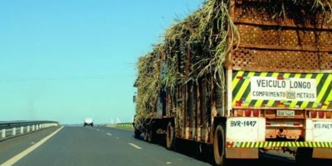 Exigência de lona para o transporte de cana é adiada para 2017