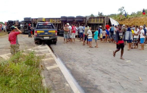 Saque de carga de caminhão tombado é crime