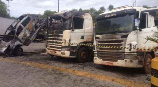 Polícia apura incêndios que destruíram cegonheira e três caminhões na BR-381, na Grande BH