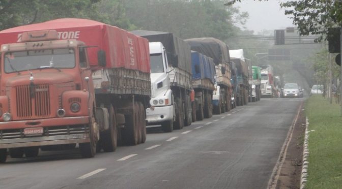 Caminhoneiros sofrem tentativas de furto durante greve de auditores em Foz do Iguaçú