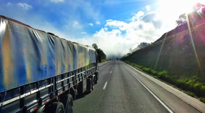 Falta de emprego e demissões assombram motoristas de caminhão