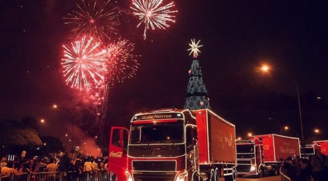 Caminhões Volvo participam da Caravana Iluminada da Coca Cola