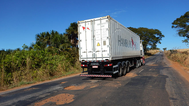 Caminhoneiro reage e assaltante morre com tiro