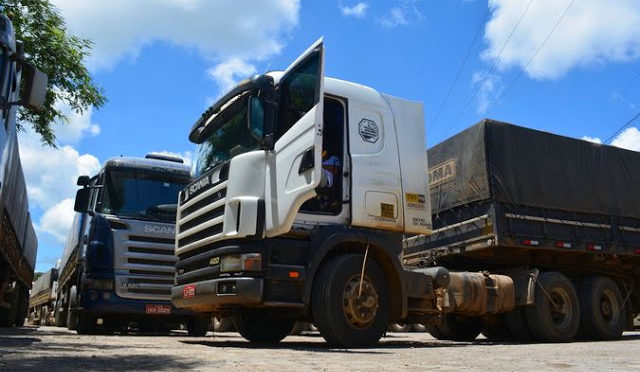 Temer se compromete em ajudar caminhoneiros e reunião é marcada para a próxima semana