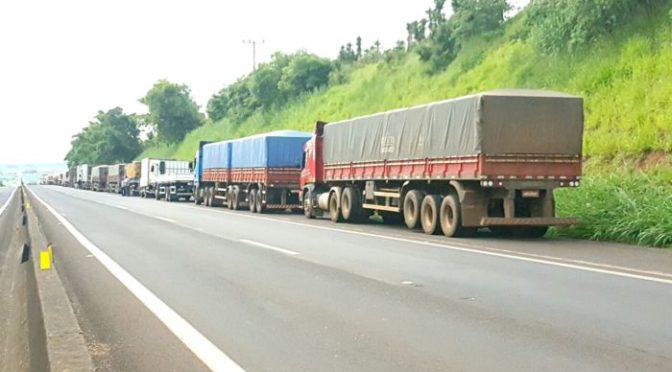 Caminhoneiros de SP aderem à greve iniciada em MT