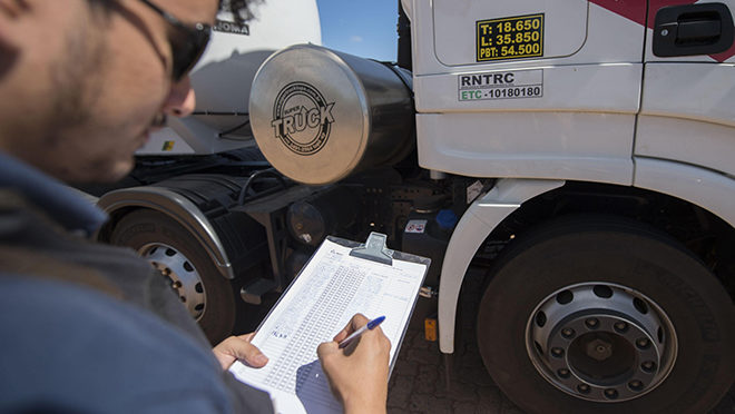 Cerca de 500 mil caminhoneiros precisam se recadastrar no RNTRC