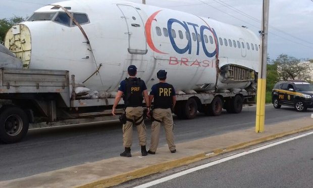 PRF multa caminhoneiro levando parte de avião boeing no Ceará