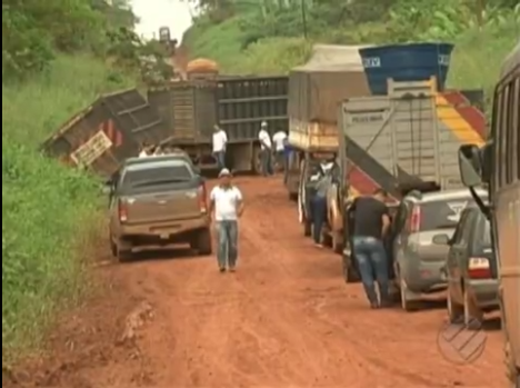 Caminhoneiros parados na BR-163 recebem mantimentos