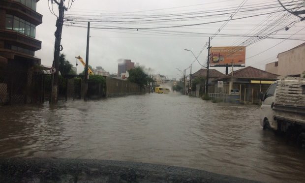 Chuva forte causa alagamentos, estragos e bloqueio de rodovia no RS