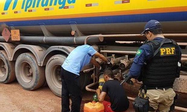 Motorista e borracheiro são flagrados furtando diesel de caminhão tanque