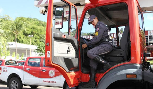 Bombeira é única mulher a dirigir caminhão autoescada em Salvador