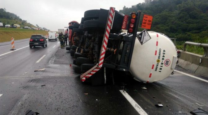 Acidente entre caminhão-tanque e carros interdita Rodovia dos Bandeirantes em Jundiaí