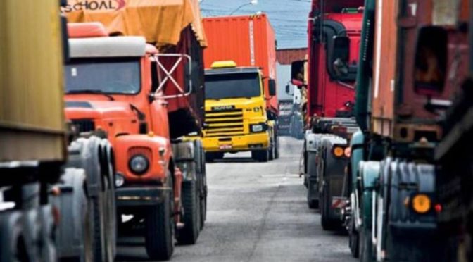 Com um roubo de caminhão por hora, preço do frete para o Rio sobe