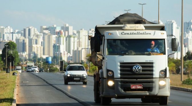 Comissão aprova perdão de multa a quem dirigiu sem farol ligado em rodovias durante o dia