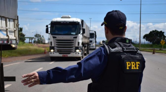 Motorista é flagrado dirigindo por 52 horas sem descanso, diz PRF