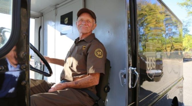 Motorista da UPS estabelece recorde com 55 anos de volante sem nenhum acidente