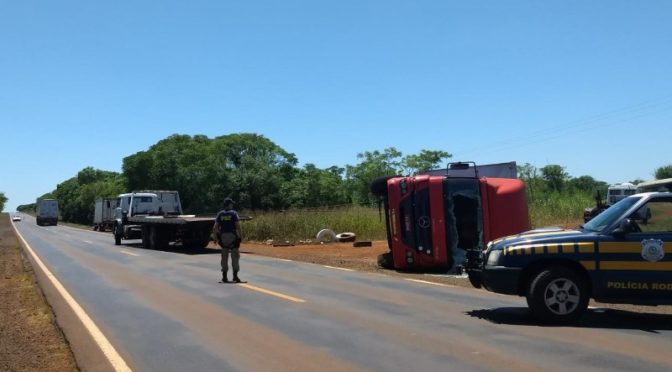 Caminhão tomba na BR-285 após condutor dormir enquanto dirigia em São Borja-RS