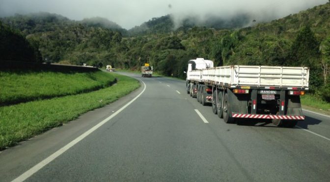 Projeto de lei proíbe que policiais rodoviários se escondam para multar