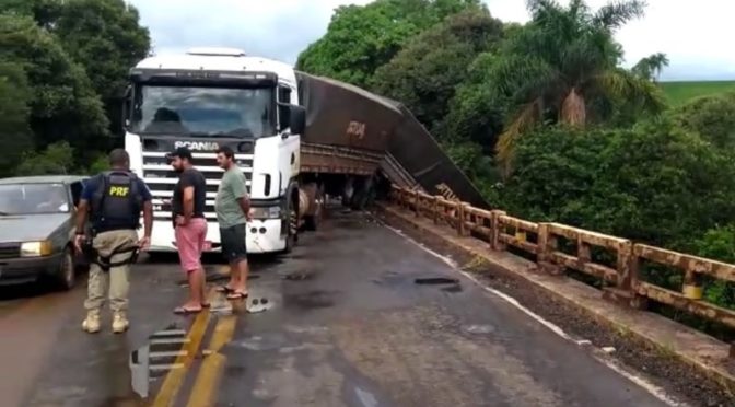 Motoristas param para tirar fotos de carreta tombada e provocam novo acidente