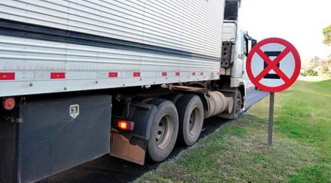 PRF alerta sobre o perigo de transitar ou estacionar no acostamento de rodovias