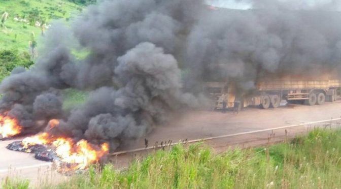 Parados em rodovia motoristas protestam cobram solução do DNIT