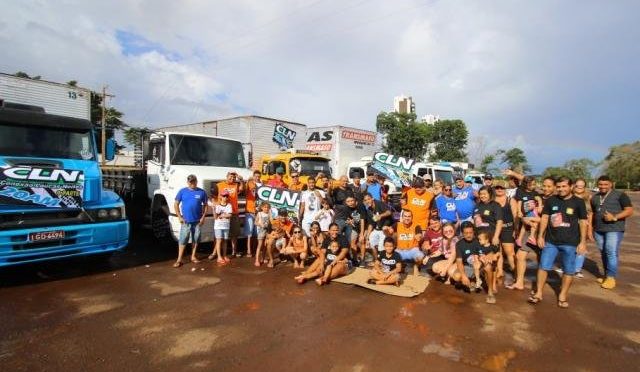 Em pausa da estrada, caminhoneiros se encontram para churrasquinho em família