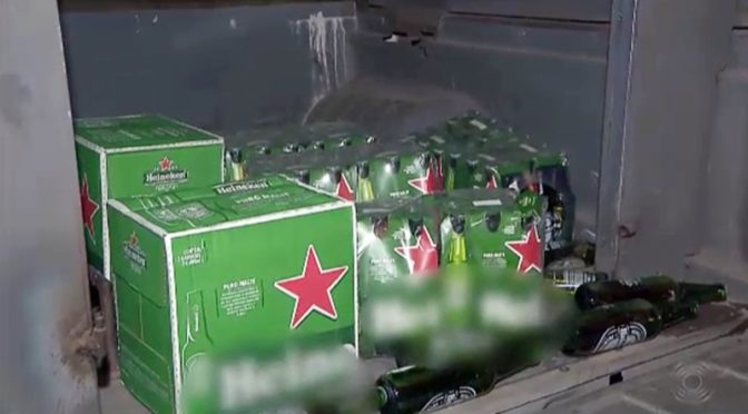 Caminhão para sem combustível e tem carga de cerveja saqueada