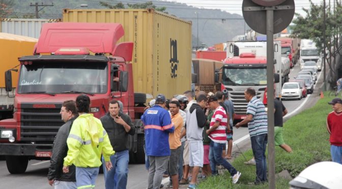 Protesto de caminhoneiros: bloqueios de estradas contra aumento no combustível avançam pelo país