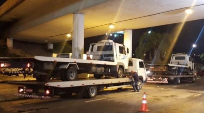 Guincho é chamado para apreender outro guincho e acaba guinchado