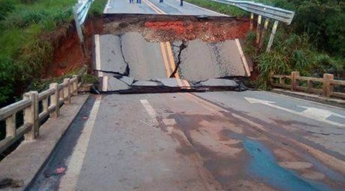 Ponte na BR 265 rompe e destroços atingem caminhão