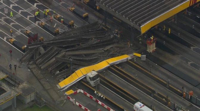 Carreta derruba pedágio na Rodovia dos Bandeirantes, em São Paulo