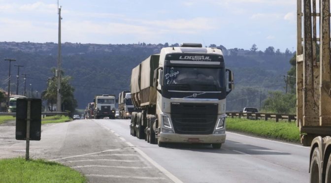 Jornada excessiva de motorista de caminhão não caracteriza dano moral