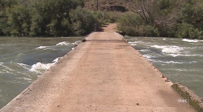 Queda de caminhão em rio na Serra de SC expõe falta de sinalização e manutenção de pontes da região