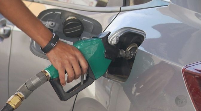 Preço médio da gasolina encerra setembro com alta de 0,95%, diz ANP