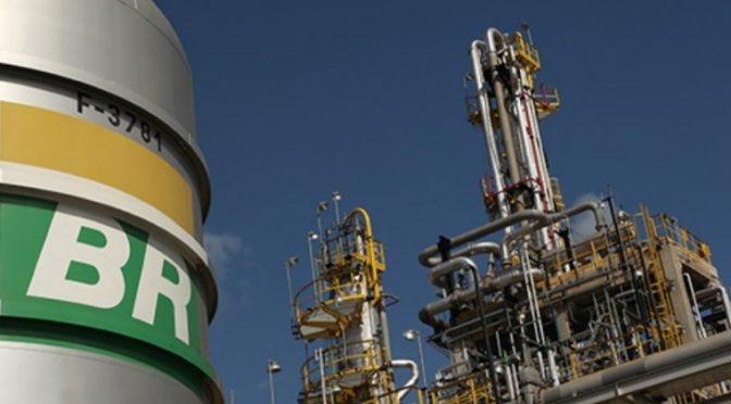 Petrobras anuncia redução no preço da gasolina nas refinarias