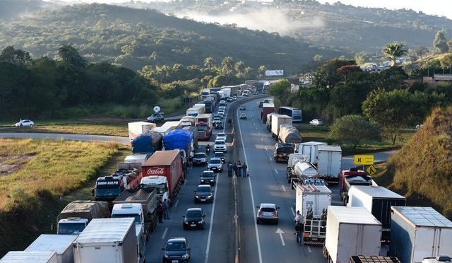 Projeto pretende aumentar limite de infrações na CNH dos caminhoneiros