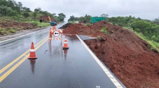 Desmoronamento na SP 304 aumenta e interdita dois pontos