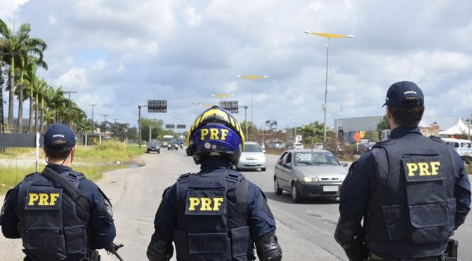 PRF apreende carga de armas e munições em rodovia no Rio