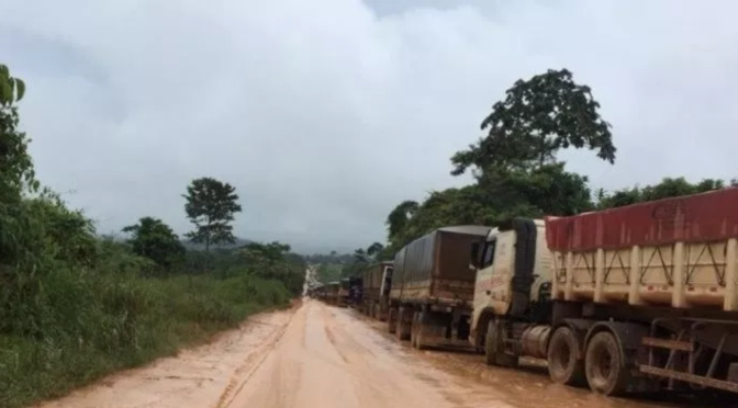 BR-163/PA: O transito foi restabelecido nos dois sentidos e carretas voltam a trafegar