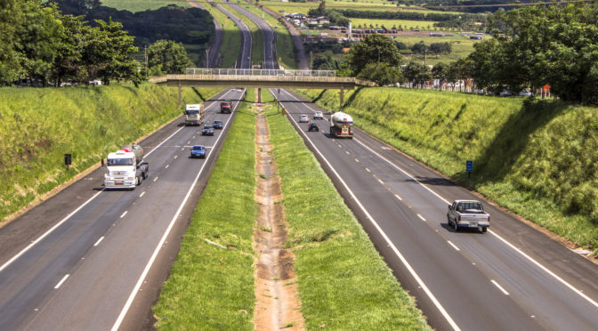 Caminhão tomba e carga fica espalhada na Rodovia Raposo Tavares