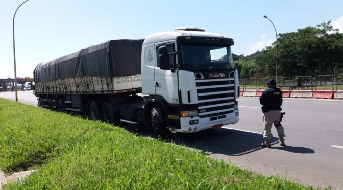 Caminhoneiro é flagrado dirigindo carreta clonada na Dutra, em Itatiaia