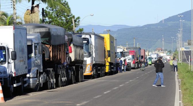 Combustível e frete corroem a renda dos caminhoneiros