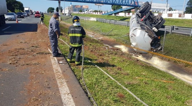 Carreta com 20 mil litros de diesel se desprende de caminhão e tomba na SP-332; motorista estava alcoolizado