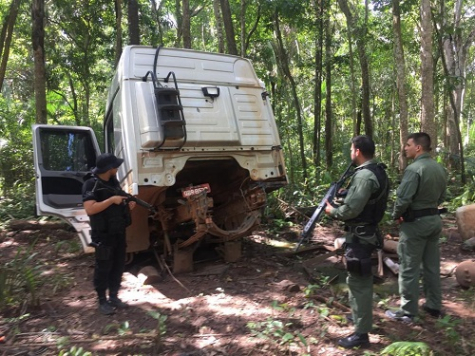 Desmanche de caminhões é descoberto e homem é preso