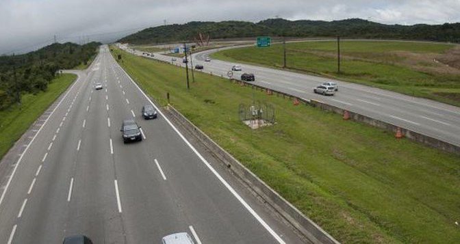 Caminhão tomba e motorista fica preso nas ferragens na Rodovia dos Bandeirantes, em Limeira