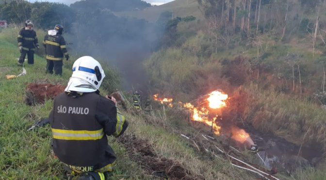 Carreta carregada com etanol pega fogo em acidente na Dutra